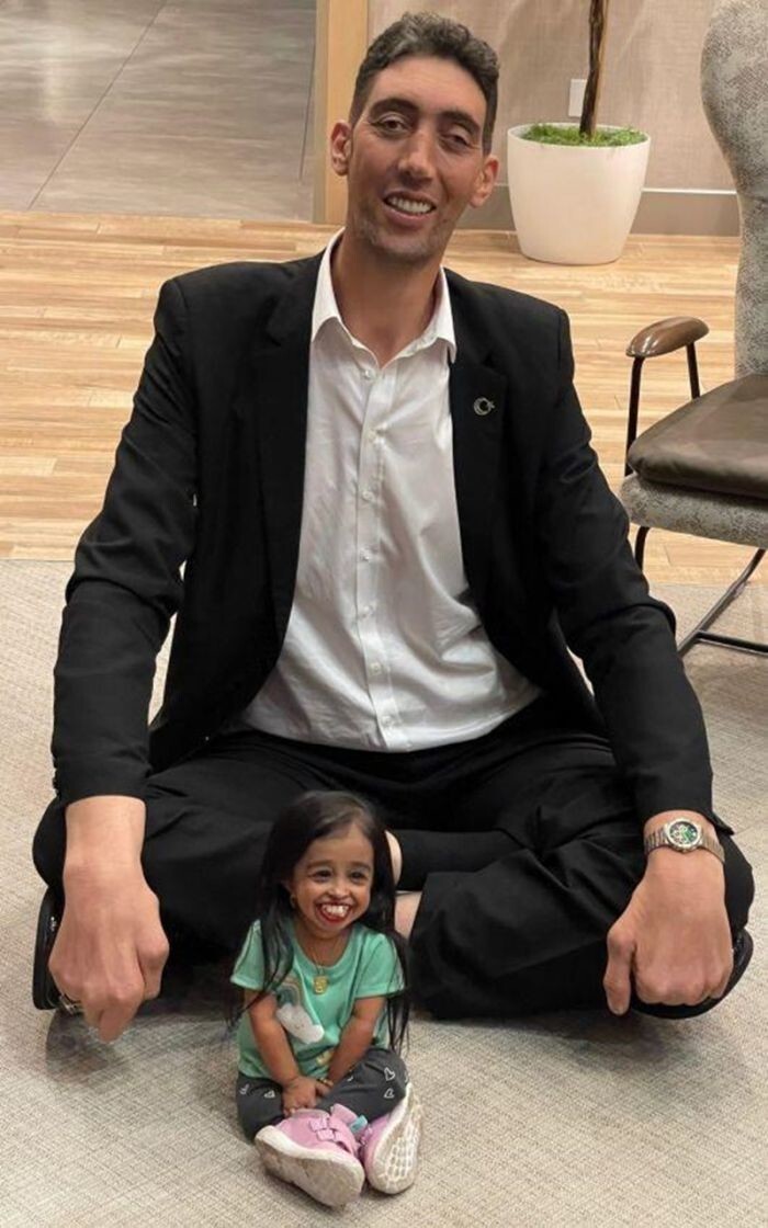 Самый высокий мужчина из Египта и самая маленькая девушка из Индии