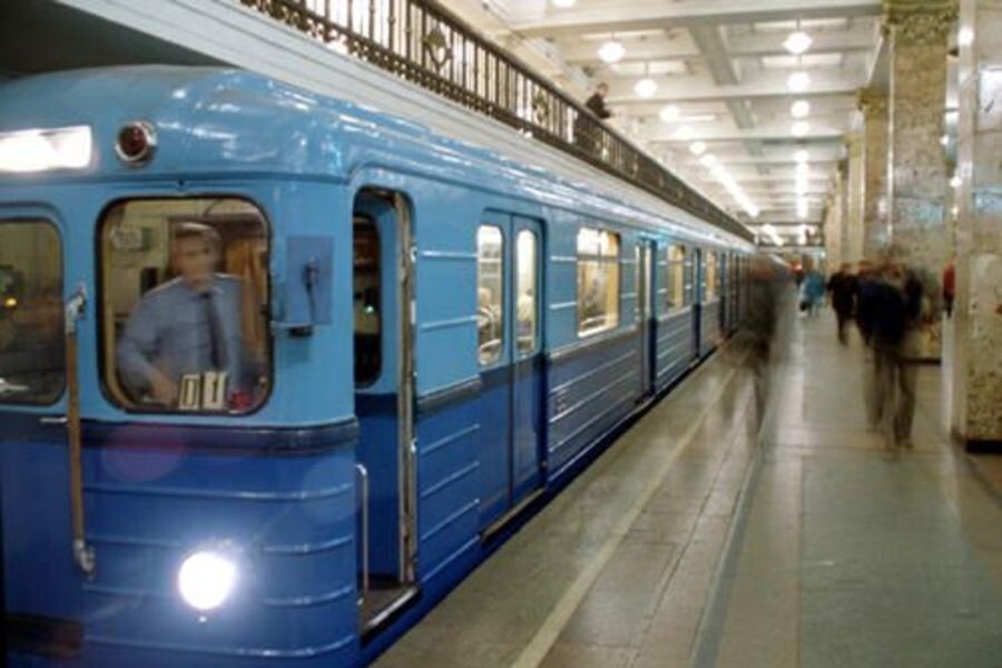 Поезд из вагонов Еж на станции метро "Комсомольская" , 1997 год