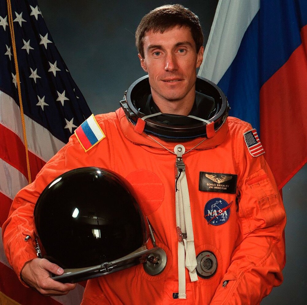 3.02. 1994 года состоялся первый полет российского космонавта на американском шаттле. Это был Сергей Крикалев, который был на борту "Дискавери