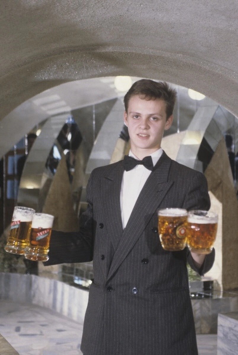 В пивном баре Нижнего Новгорода, 1993 год
