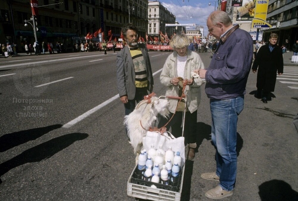 Торговка козьим молоком реализует продукцию во время праздника посвященному Дню Победы, 2000 год