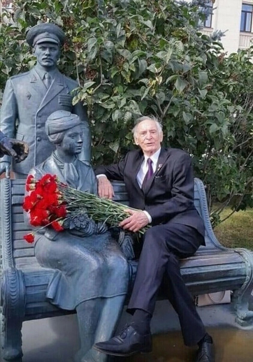 Василий Лановой рядом с памятником фильму - "Офицеры".