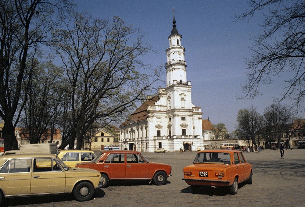 Здание бывшей городской ратуши в Каунасе, в котором теперь находится музей керамики. Снимок 1985 года