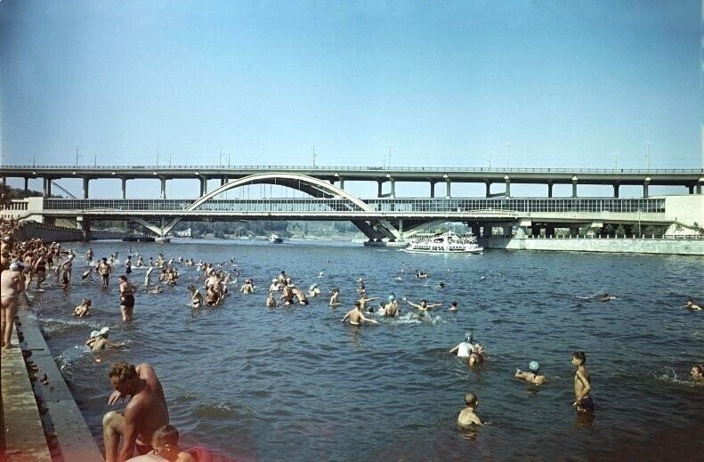 Купание у Андреевской набережной на фоне Лужнецкого метромоста. 60 лет назад никто не парился насчёт купания в Москве-реке.