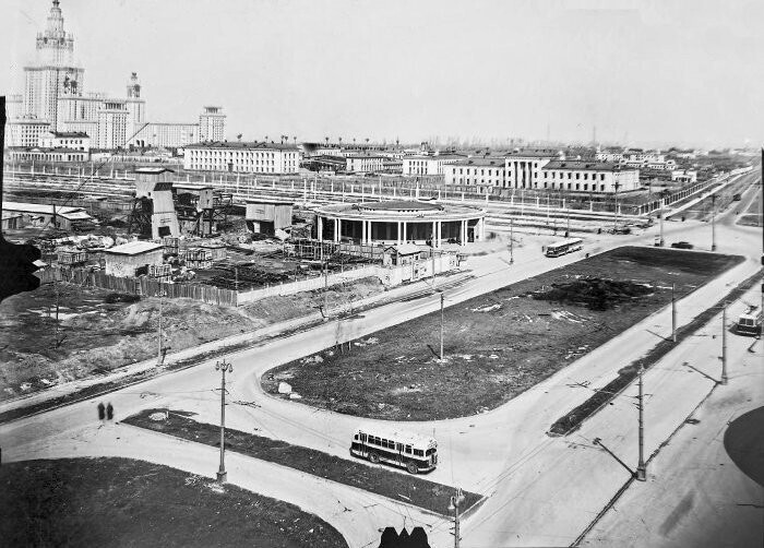Проспект Вернадского и станция метро "Университет". Вокруг ещё вовсю идёт стройка.