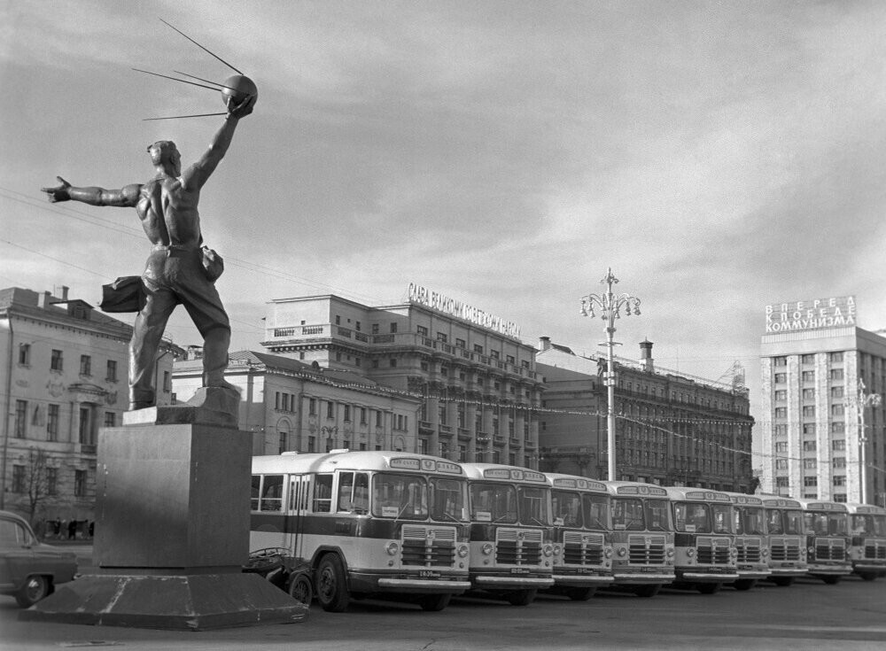 Легендарные автобусы ЗиЛ-158 на Манежной площади.