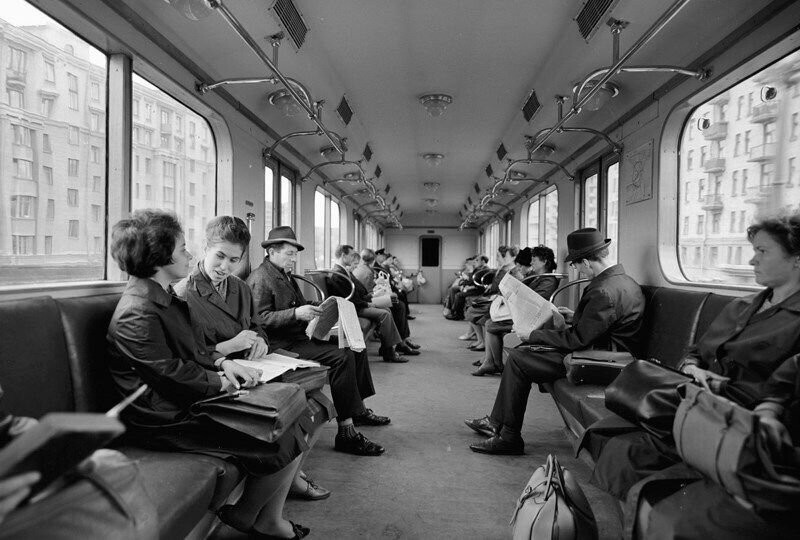 В вагоне метро на Филёвской линии. В 1962 году конечной станции линии была "Пионерская".