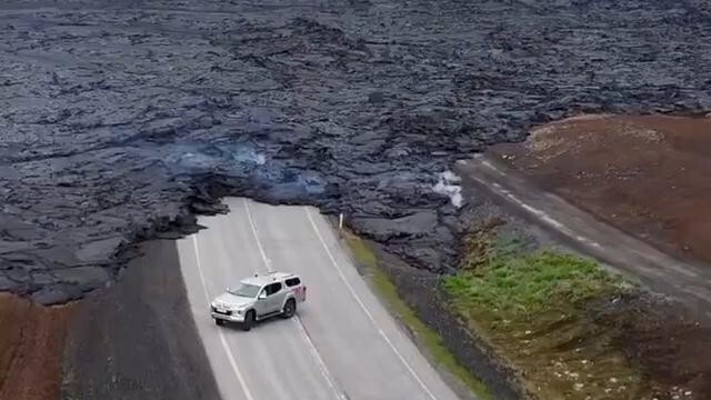Вулканическая лава уничтожила шоссе