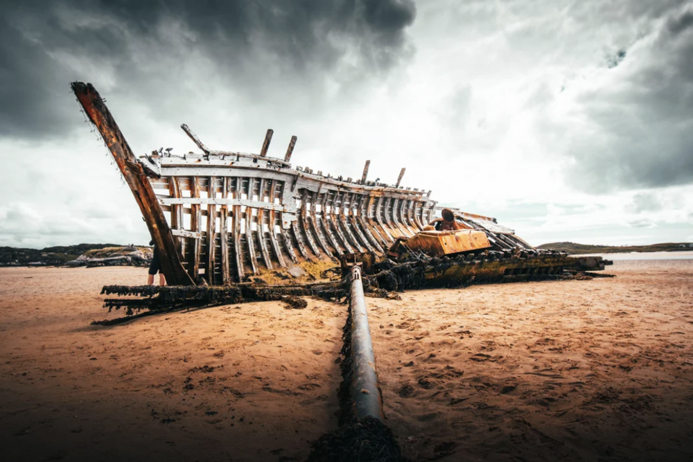 17. Обломки затонувшего корабля на пляже в Ан Бан Биг — Донегал, Ирландия