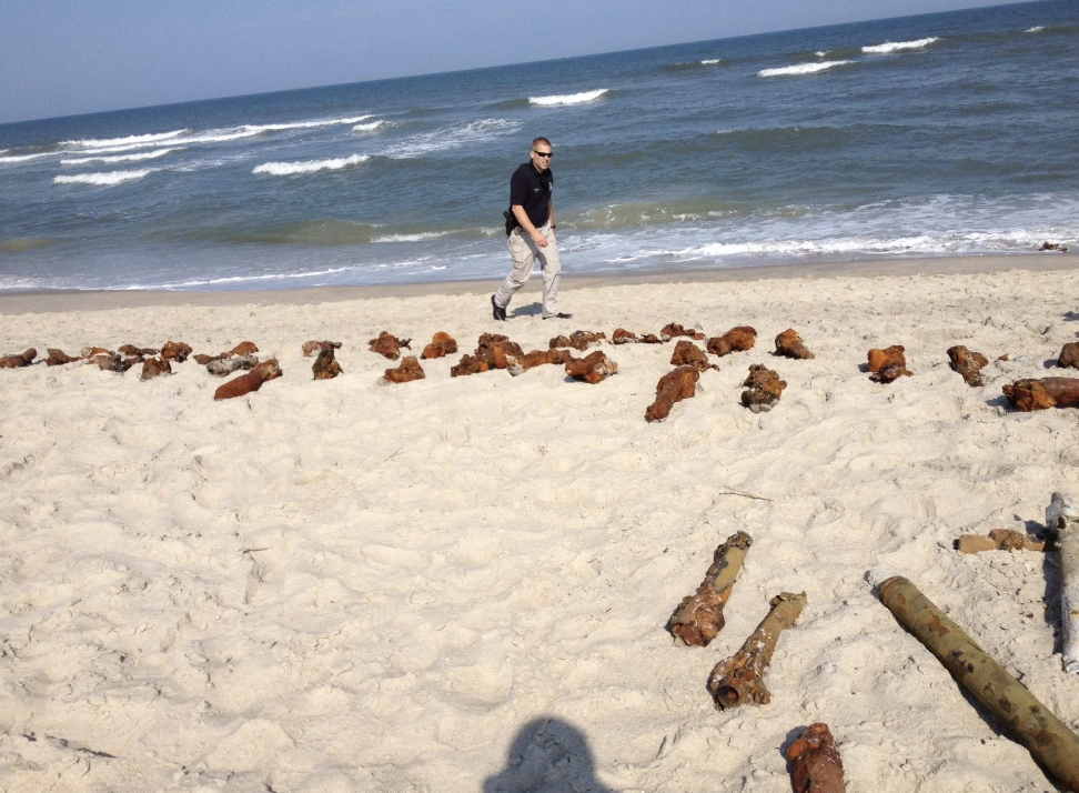 11. «Снаряды времен Второй мировой войны выбросило на пляж, где я работаю»