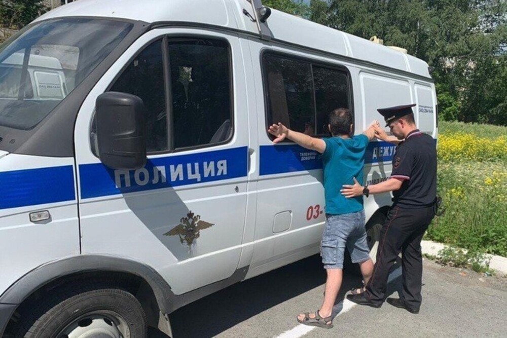 В Екатеринбурге отец семейства разогнал мигрантов под окнами его дома с помощью ружья