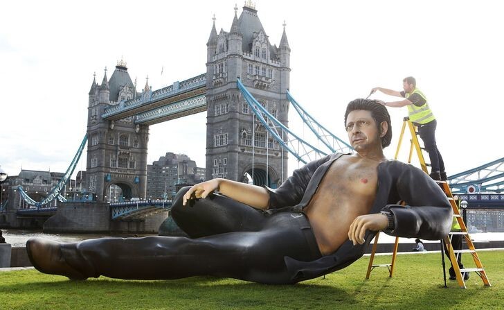 7. В честь 25-летия Парка Юрского периода в Лондоне была установлена статуя Джеффа Голдблюма