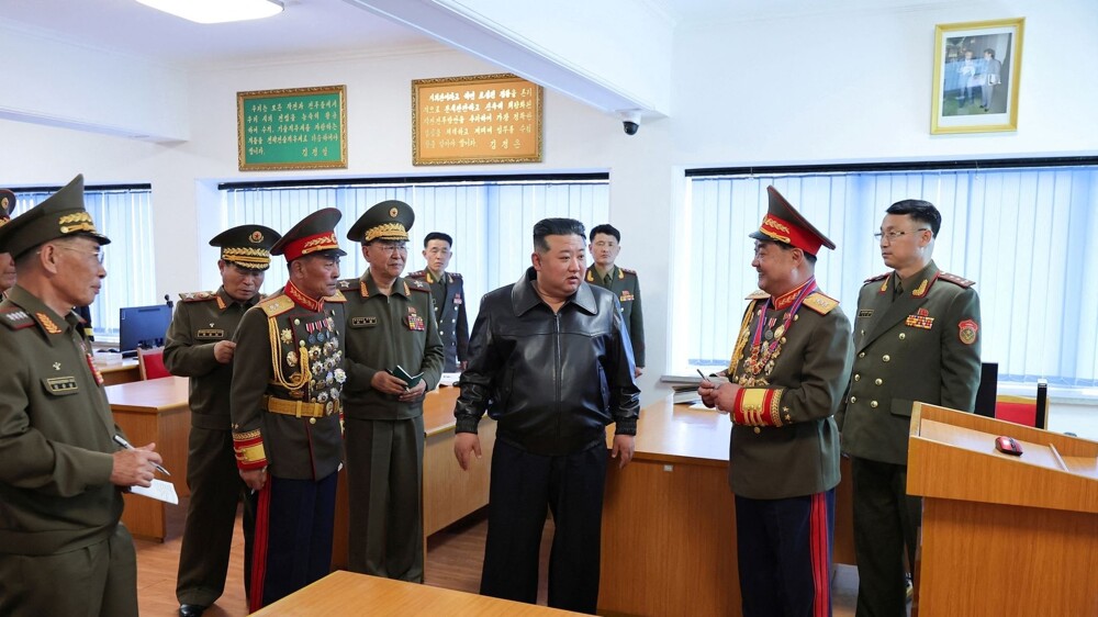 12. Ким словно пришёл на разборки в свой военный штаб