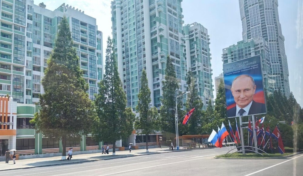 Флаги РФ и портреты В.Путина: Пхеньян готовится к визиту президента РФ