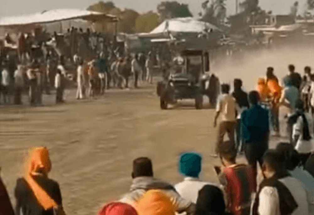Трактор въехал в толпу в Индии