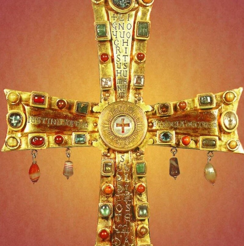 Крест Юстина II: считается, что в нем содержится частичка креста, на котором распяли Христа