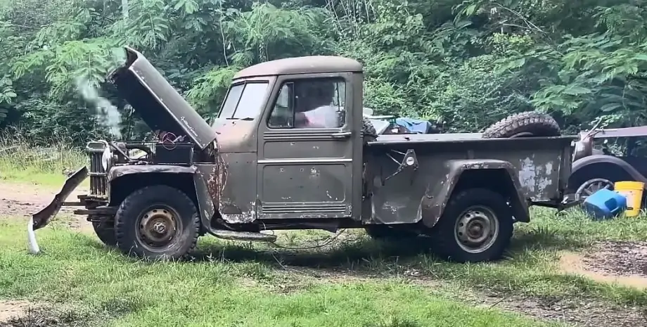 Американская мощь: старый Jeep 50-х завелся после 44 лет простоя на свалке
