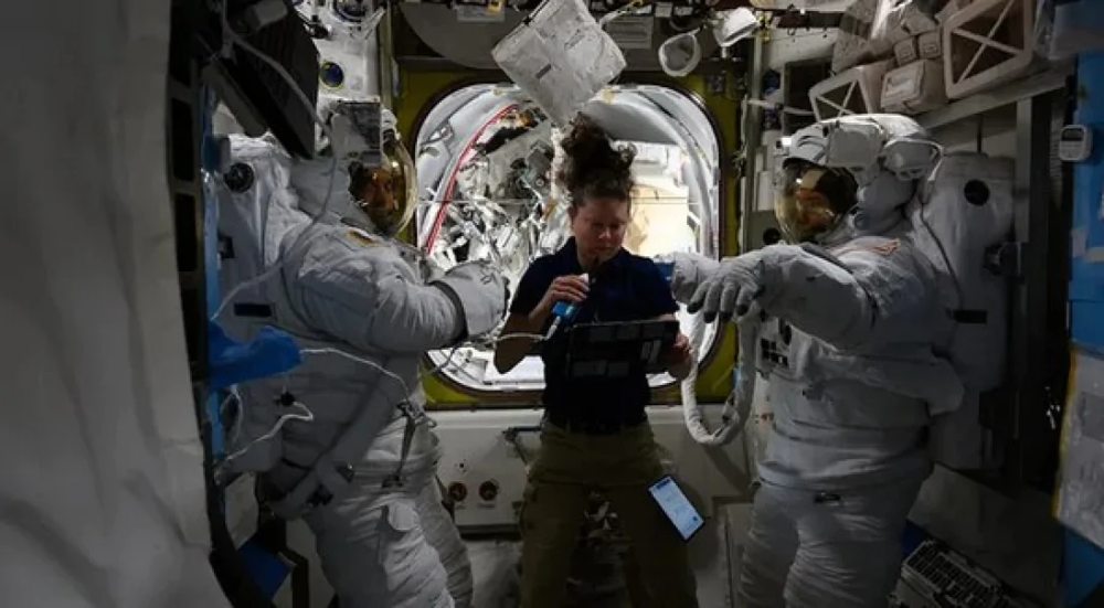 NASA отменило выход в открытый космос астронавтов на МКС: проблема со скафандром