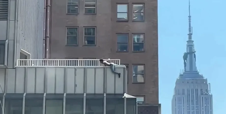 "Люди паниковали": мужчина в истерике начал выбрасывать вещи с крыши небоскреба