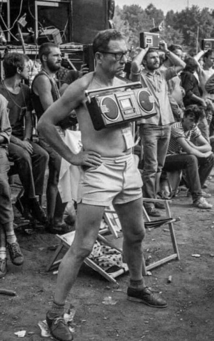 5. Мужчина записывает концерт на кассетный магнитофон. Польша, 1980-е годы