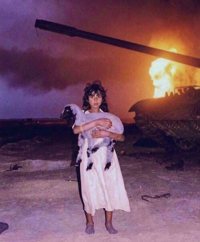 15. Фотография юной бедуинки из Кувейта, держащей своего ягненка, во время войны в Персидском заливе (1991)