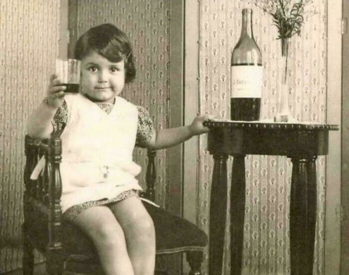 2. До 1956 года французским детям, посещающим школу, в обеденный перерыв подавали вино
