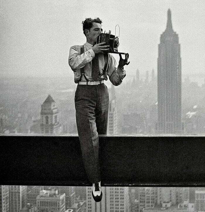 20. Чарльз Эббетс, человек, сделавший знаменитую фотографию под названием «Обед на вершине небоскрёба» (1932)