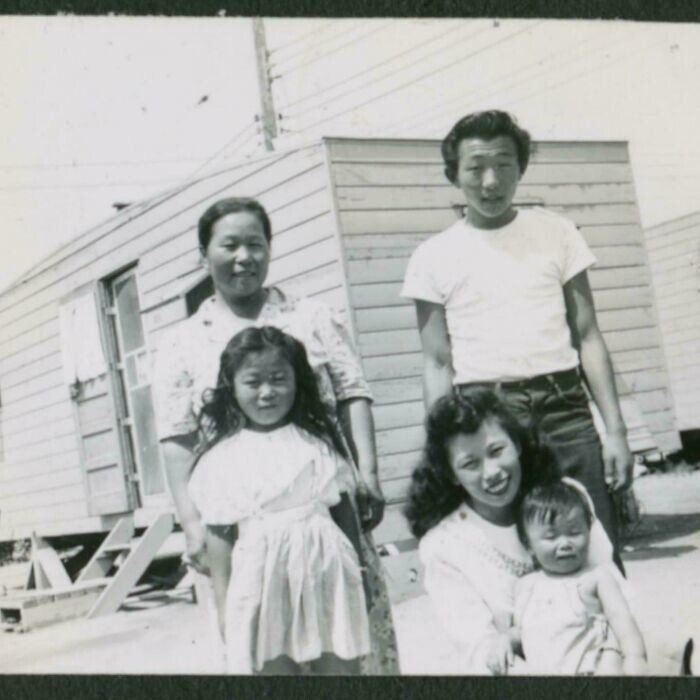 17. Японо-американская семья после того, как их выпустили из концлагеря для японцев в Лос-Анджелесе
