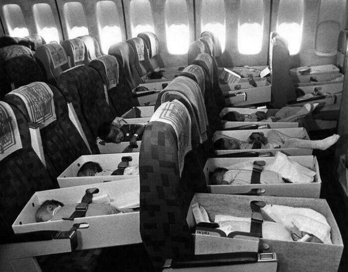 19. Вьетнамские дети, доставленные самолетом в США для усыновления в 1975 году