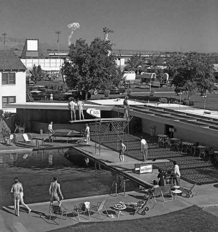 6. Утренние купальщики в Лас-Вегасе наблюдают за грибовидным облаком от атомного испытания, проведенного в 120 км от них, 1953 год