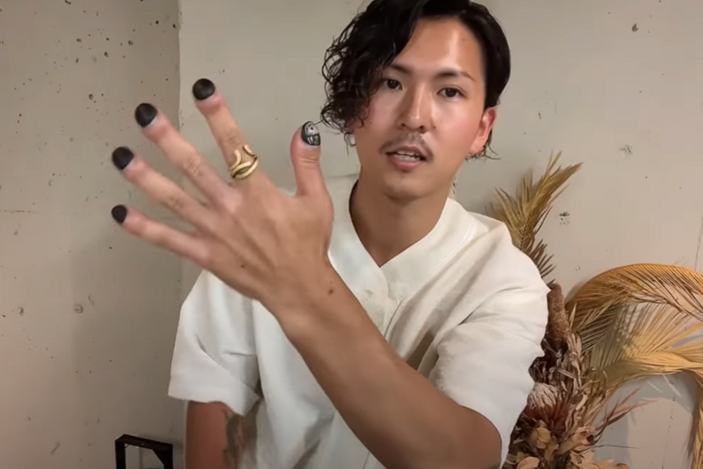 Как японец сделал гигантские пальцы своей фишкой