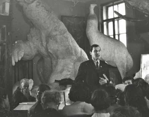 Николай Дроздов выступает в нижнем зале Государственного Дарвинского музея, май 1970 г.