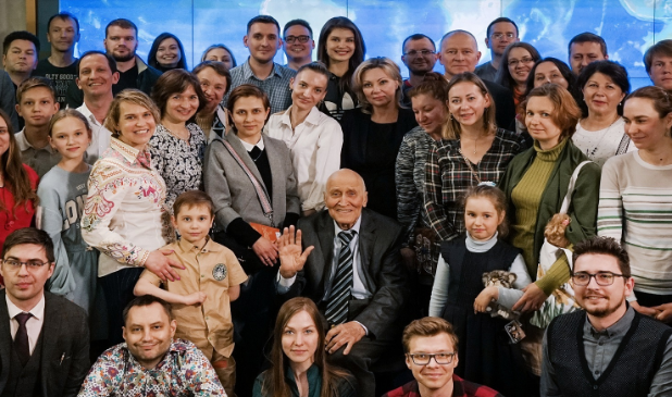 Николай Дроздов со слушателями своих лекций в РГО, июнь 2017 г.