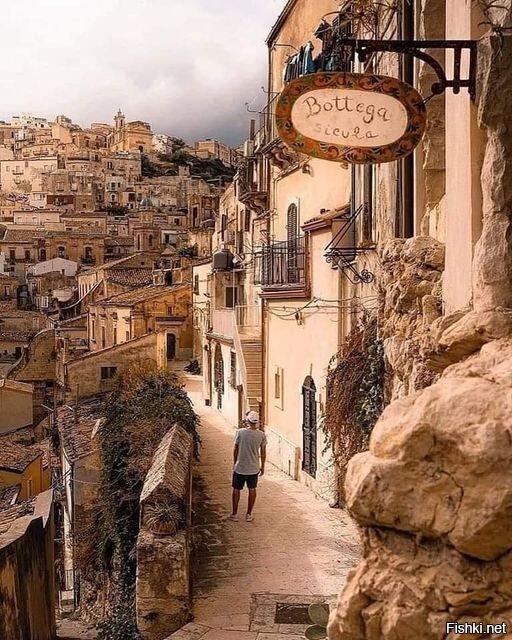 Извилистая улочка в Рагузе, Сицилия,