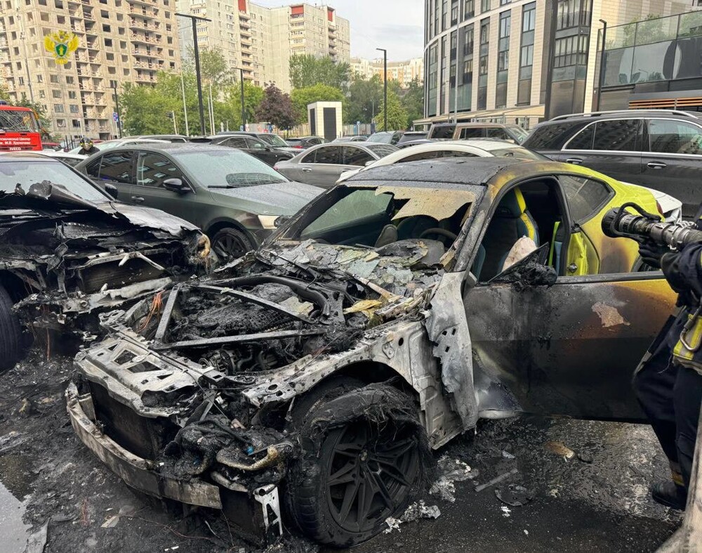 Москвич сжёг дорогую машину соседа из-за громкого выхлопа и привычки парковаться как попало