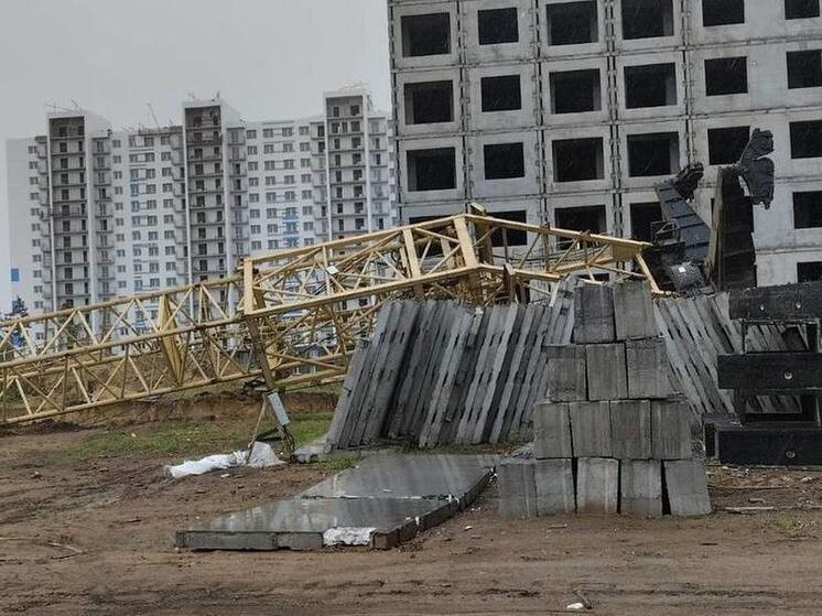 В Улан-Удэ при падении крана на стройке многоэтажки погиб машинист
