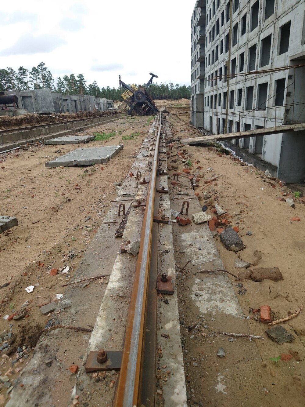 В Улан-Удэ при падении крана на стройке многоэтажки погиб машинист