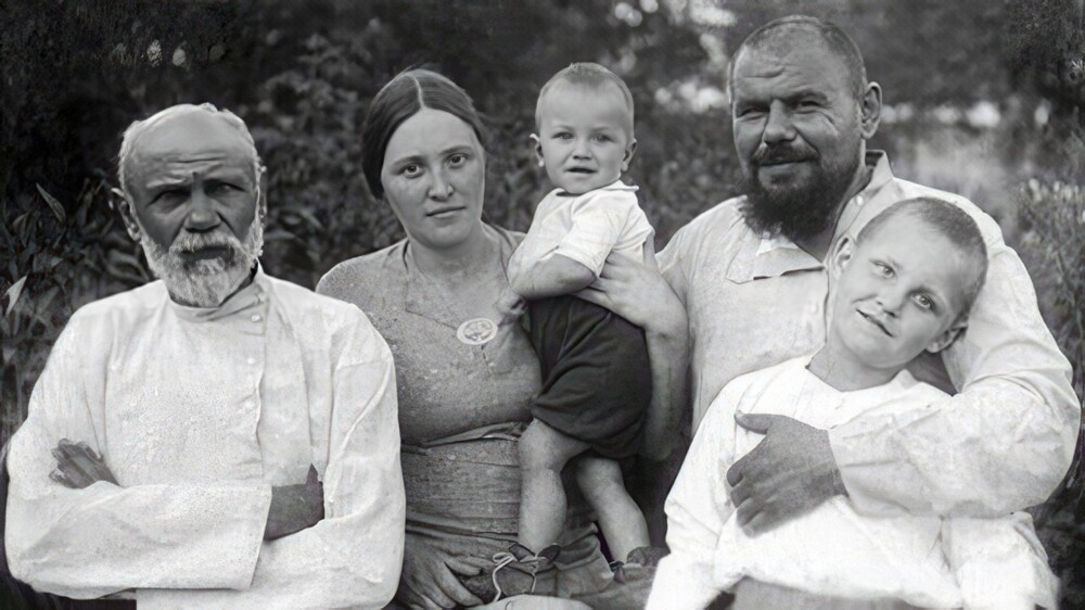 Коля Дроздов на руках у мамы Надежды Павловны, слева — дед Сергей Иванович, справа — отец Николай Сергеевич со вторым сыном Сергеем, 1940 год