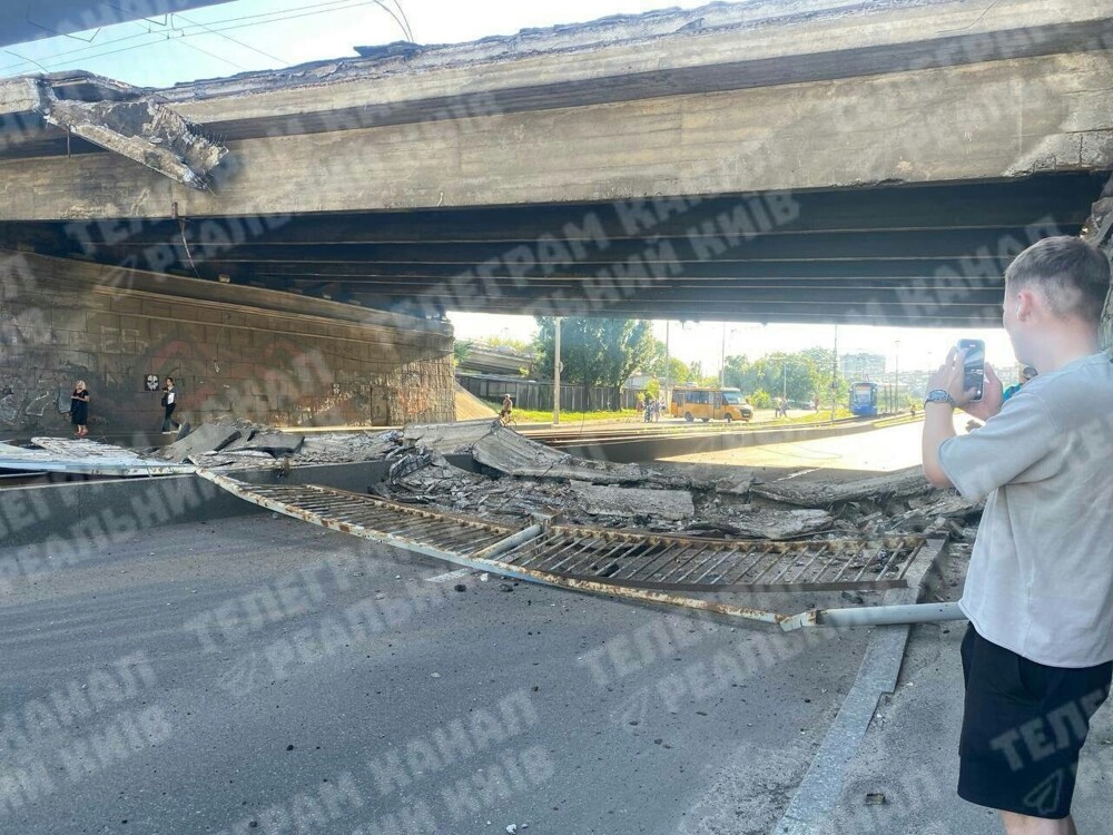 В Киеве мосты устали ждать, пока мы их разбомбим и стали разрушаться сами