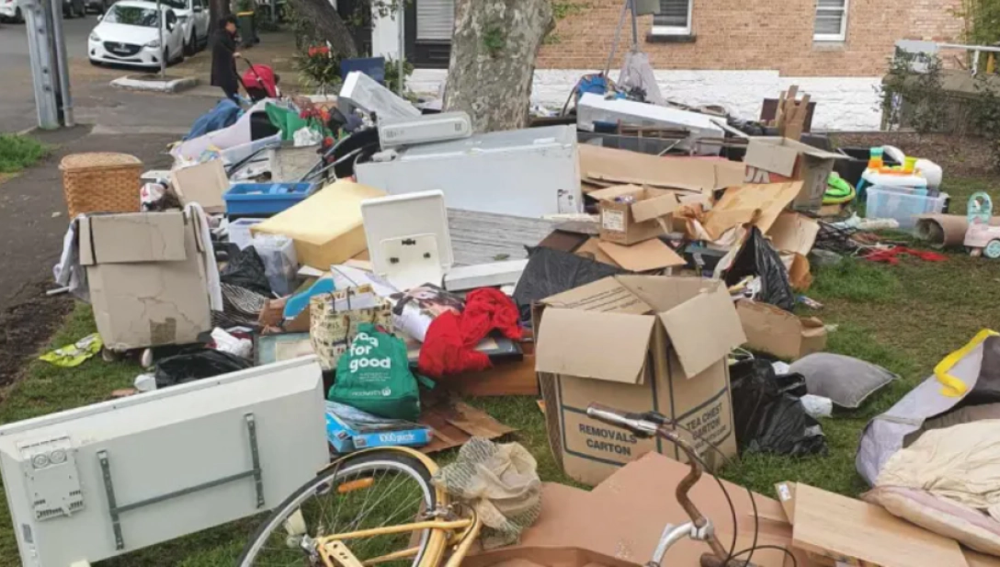 "Выбрасывают даже наличные": мужчина заработал $66 тысяч на продаже мусора, найденного в городе
