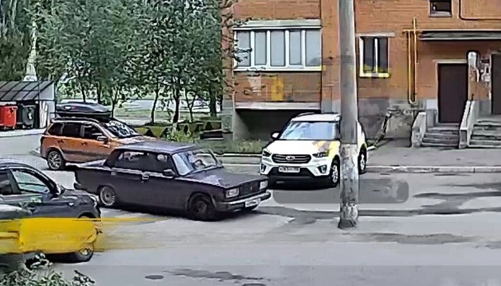 В Башкирии молодой водитель отвлёкся на телефон и врезался во дворе в столб
