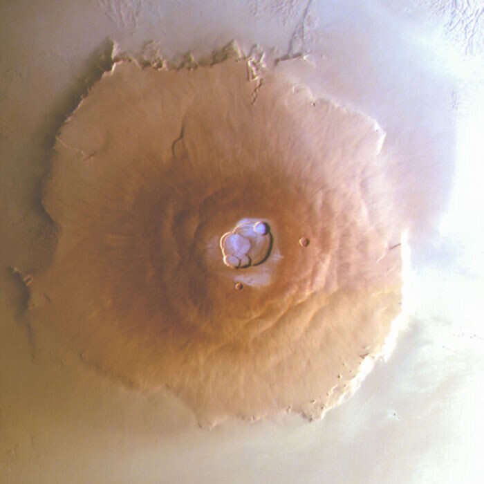 Учёные поделились новостью о том, что в районе экватора Марса обнаружены следы водяного инея