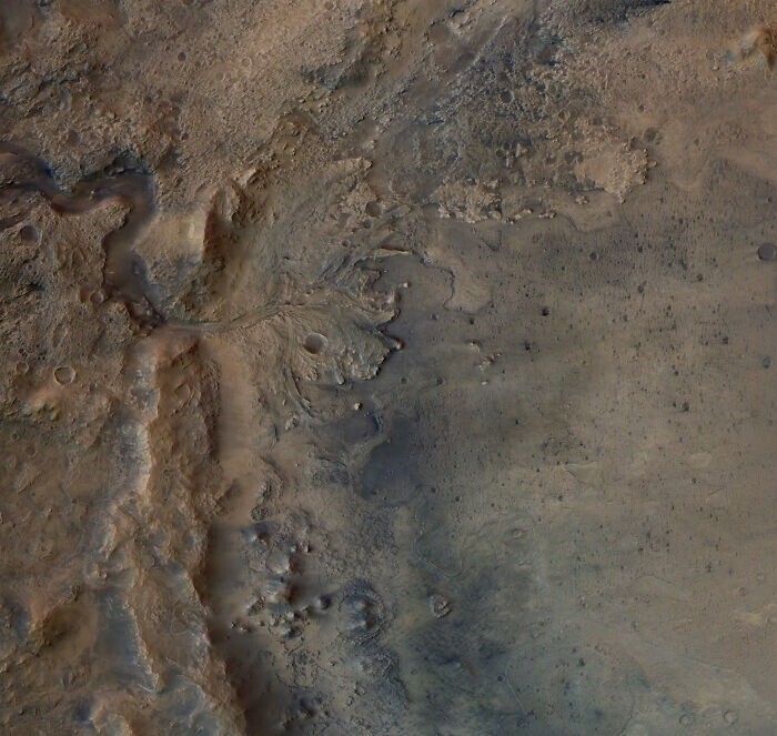На Марсе в районе экватора впервые заметили водяной иней