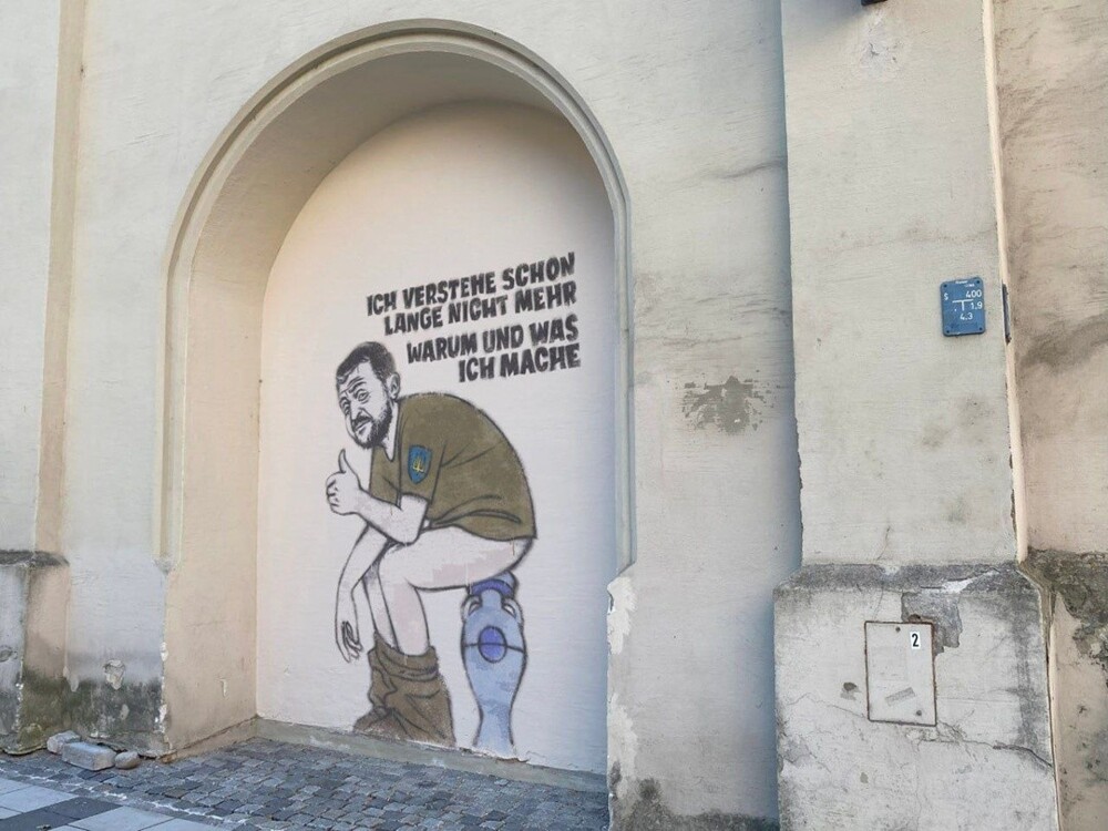 На Ч.Е. в Германии появилось граффити, где изображено испражнение презика ЗЕ в кубок Ч.Е. Перевод на граффити:"Я давно не знаю,что и зачем я делаю"