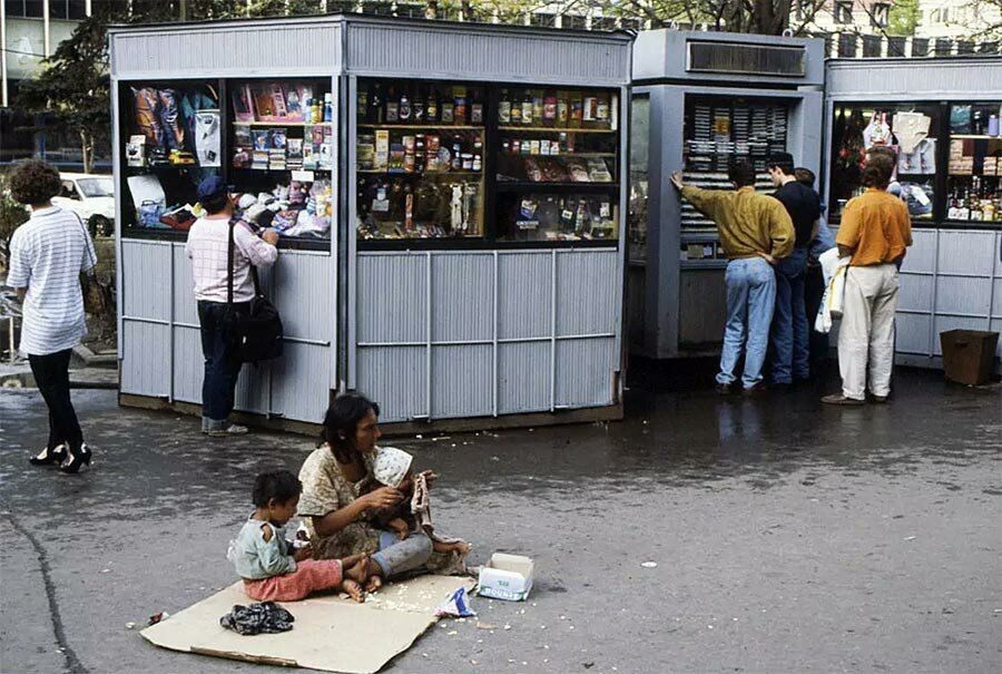 Цыгане и киоски на проспекте Калинина, Москва, 1992 год