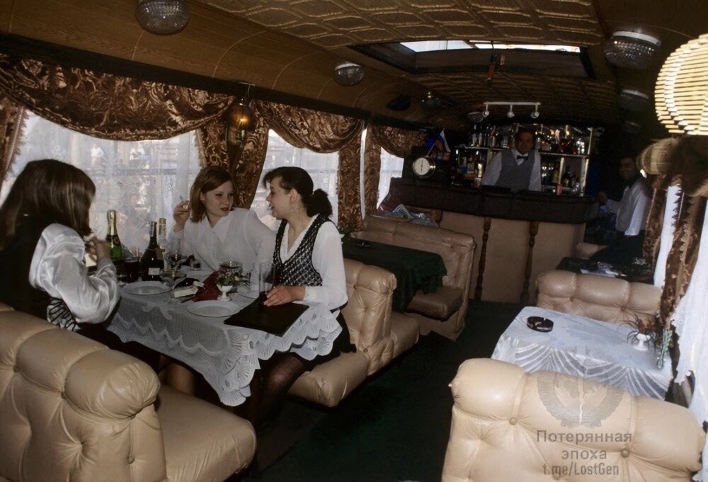 Барышни, посетительницы знаменитого трамвая-ресторана на Чистых прудах, 1998 год
