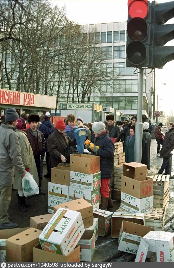 Торговля апельсинами, Москва. 1992 год