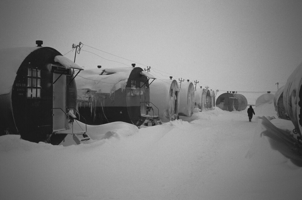 «Дома-бочки» Бованенковского газоразведочного лагеря, Тюменская область, 1992 год. 