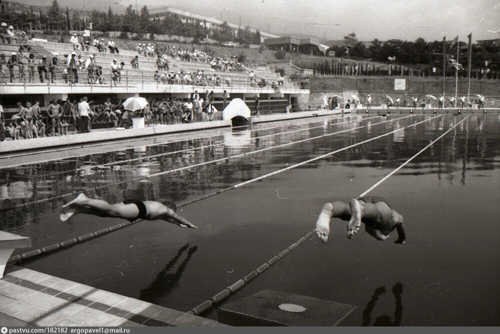 Соревнования по плаванию в бассейне "Артека".