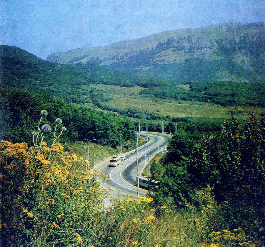 Симферопольское шоссе и междугородний троллейбус вблизи Ангарского перевала.